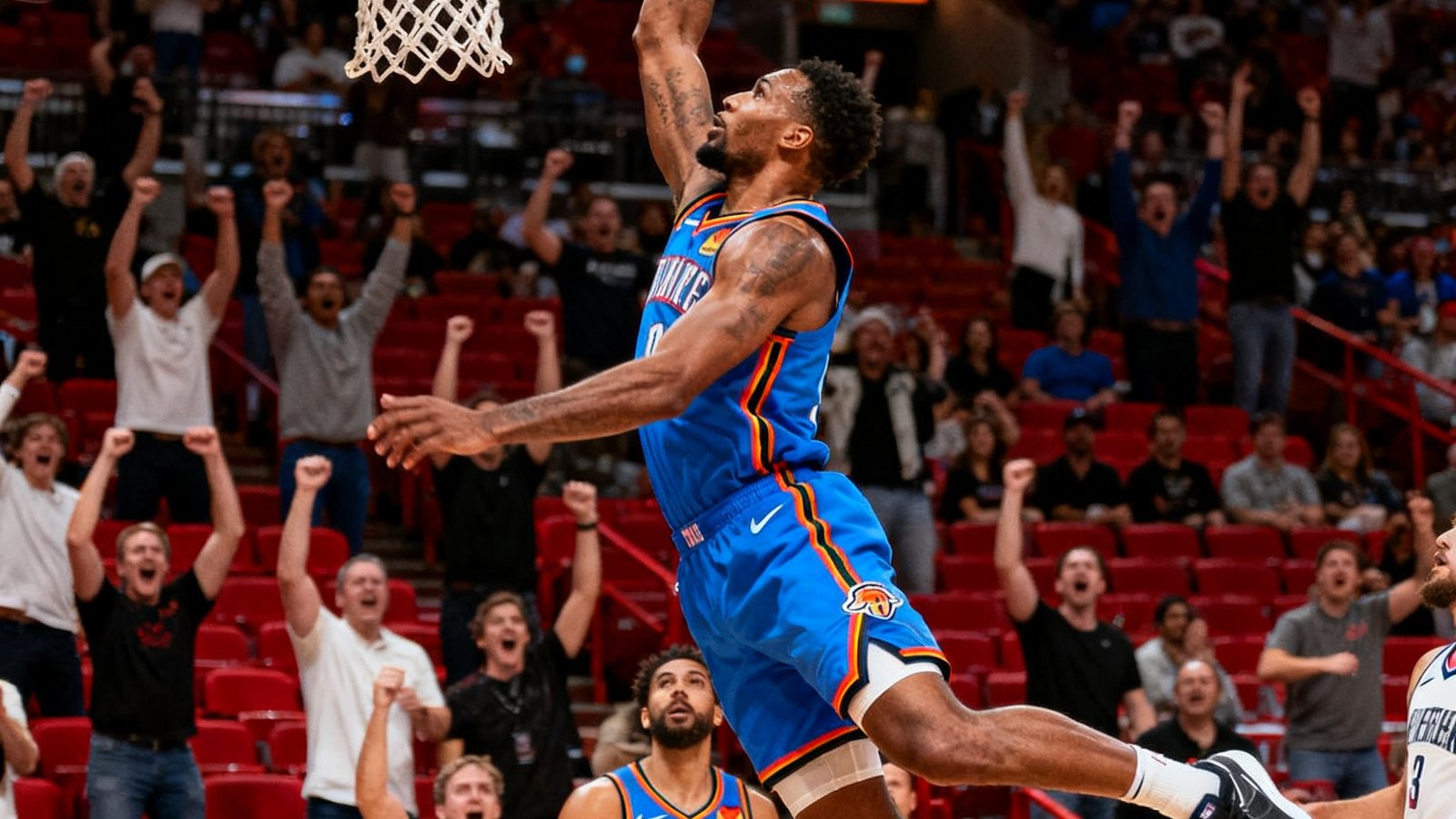 NBA季后赛直播精彩瞬间，篮球运动员飞身扣篮，观众席爆发出热烈欢呼