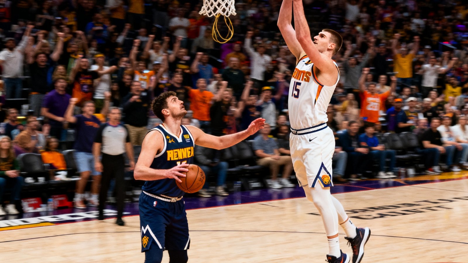NBA季后赛掘金对阵太阳精彩扣篮合集，约基奇助攻队友完成空中接力暴扣
